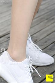 Zijden voet Bento 004 SASA "Zijden voet slaapwandelen in witte sneakers" [IESS raar interessant]