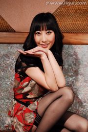 Model Xiao Yufei „Kuszenie pończoch w słodkim uśmiechu” [丽 柜 LiGui] Zdjęcie pięknych nóg i nefrytowych stóp